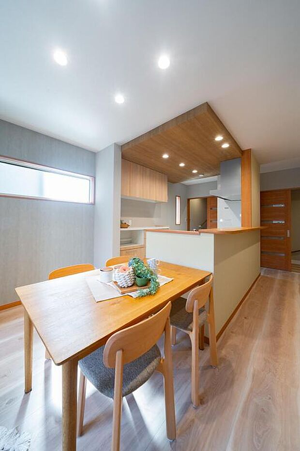 【【本分譲地に建築可能な建物プラン例】】キッチンとダイニングテーブルを横一列に並べられるようになっており、食事を準備する際の移動がスムーズに行えます。《分譲地外、建物面積83.43m2、建物価格1518万円》