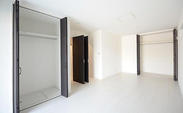 【【本分譲地に建築可能な建物プラン例】】間仕切ることで、将来的に2部屋として利用可能な1階の洋室。入口とクローゼットを2つずつ設けています。《分譲地外:建物面積91.12m2、建物価格1674万円》