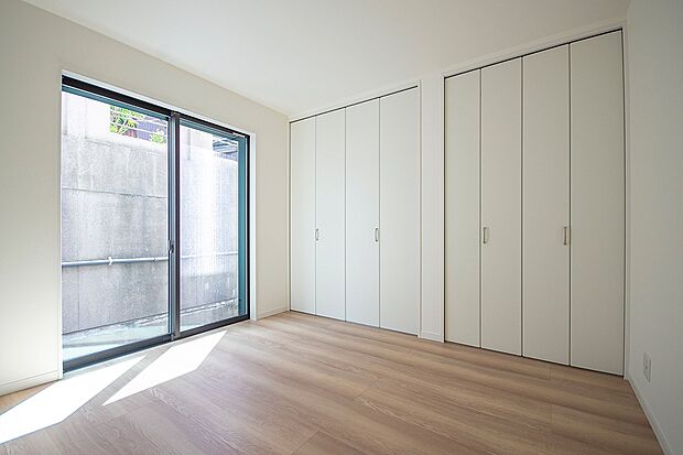 【【本分譲地に建築可能な建物プラン例】】主寝室としても使用できる洋室は、クローゼットを2つ設けています。一人分ずつ収納することで管理がしやすくなりそう◎《分譲地外:建物面積104.48m2、建物価格1877万円》
