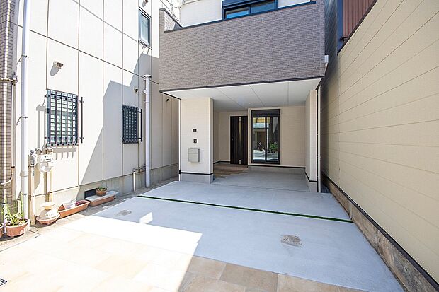 【【本分譲地に建築可能な建物プラン例】】ガレージ部分の外構は、コンクリートとヴィンテージレンガ調の床タイルを敷いて、印象深い雰囲気を演出しています。
《分譲地外:建物面積104.48m2、建物価格1877万円》