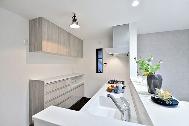 【【本分譲地に建築可能な建物プラン例】】キッチン前面の視界が広がりリビングを広く感じるよう、吊り戸棚とカップボードをキッチンの背面に設けています。《分譲地外:建物面積101.25m2、建物価格2116万円》
