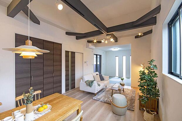 【【本分譲地に建築可能な建物プラン例】】通り側に向かうにつれ高くなる、勾配天井が特徴のLDKは、縦方向への広がりを感じられる空間に仕上げました。《分譲地外:建物面積92.34m2、建物価格1979万円》