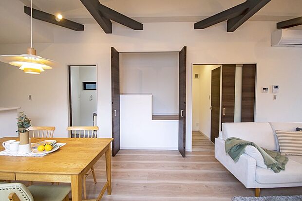 【【本分譲地に建築可能な建物プラン例】】階段の上部空間を利用した収納スペース。リビングの中央に位置しており、日常使いの小物などをすっきり収納可能。《分譲地外:建物面積92.34m2、建物価格1979万円》