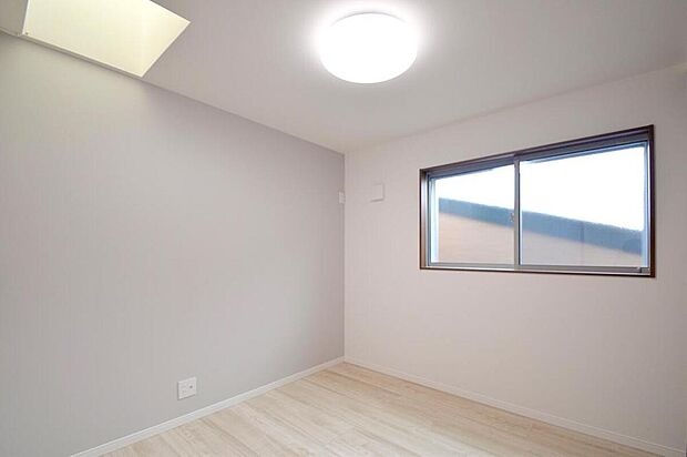 【【本分譲地に建築可能な建物プラン例】】3階に居室が3つ並ぶレイアウト。中央の部屋はトップライトを設置し、上部からも光が採れるように工夫しています。《分譲地外:建物面積102.87m2、建物価格2145万円》