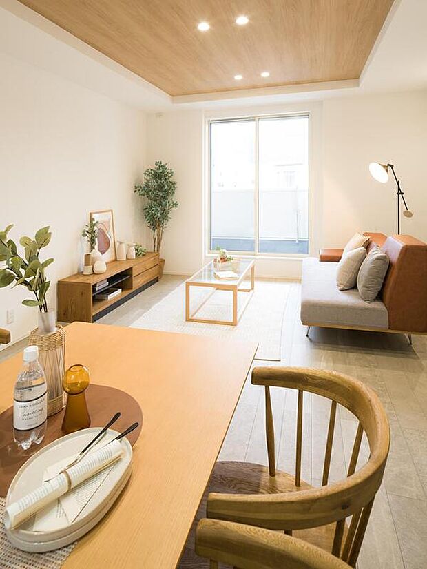【【本分譲地に建築可能な建物プラン例】】ご家族が緩やかに繋がるリビング・ダイニング。スペースを区分けして家具を配置できる奥行きのあるレイアウトです。《分譲地外:建物面積103.87m2、建物価格2163万円》