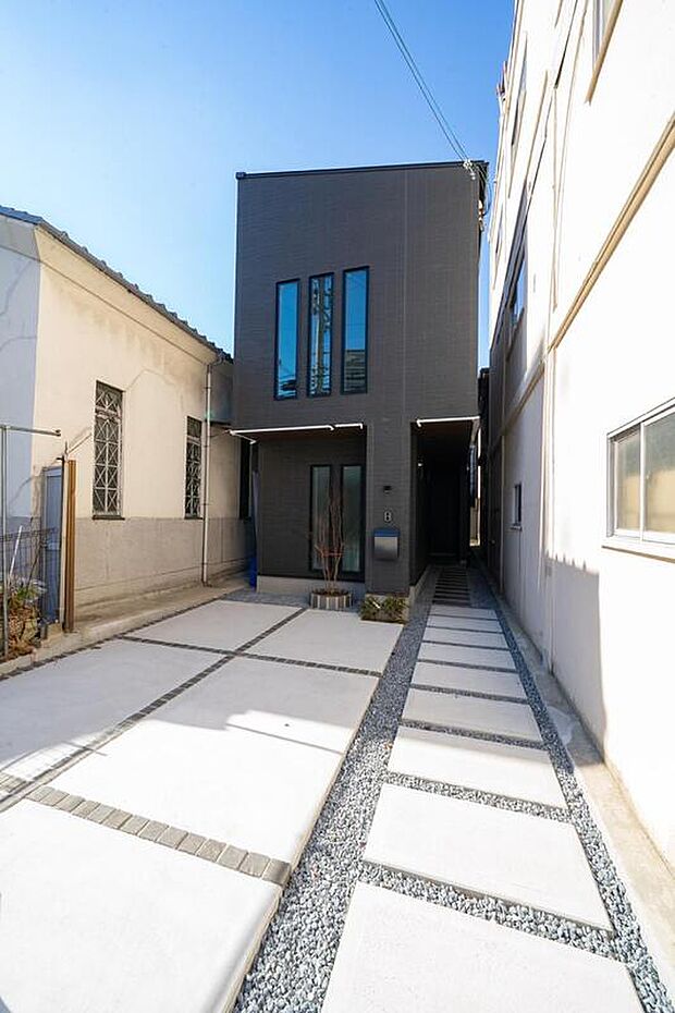 【【本分譲地に建築可能な建物プラン例】】モノトーンなカラーリングで大人な印象に仕上げた外観。狭小地ではあるものの、ガレージの広さは十分に確保。《分譲地外:建物面積104.89m2、建物価格2181万円》