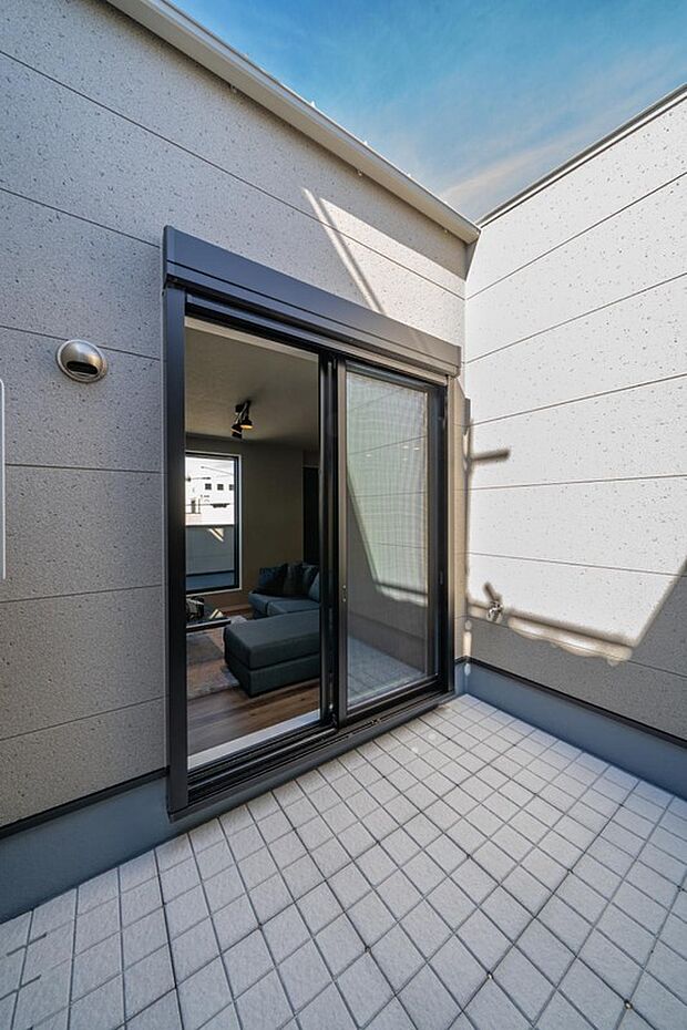 【【本分譲地に建築可能な建物プラン例】】LDKと洋室からアクセスできるテラス型のバルコニーは、周囲の視線を気にせずゆったりと寛げます。《分譲地外:建物面積90.91m2、建物価格1673万円》