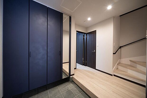 【【本分譲地に建築可能な建物プラン例】】広さのある玄関ホールは家族や来訪者を気持ちよく迎え入れてくれます。帰宅後の荷物の仮置き場にもできる広さです。《分譲地外:建物面積100.63m2、建物価格2105万円》