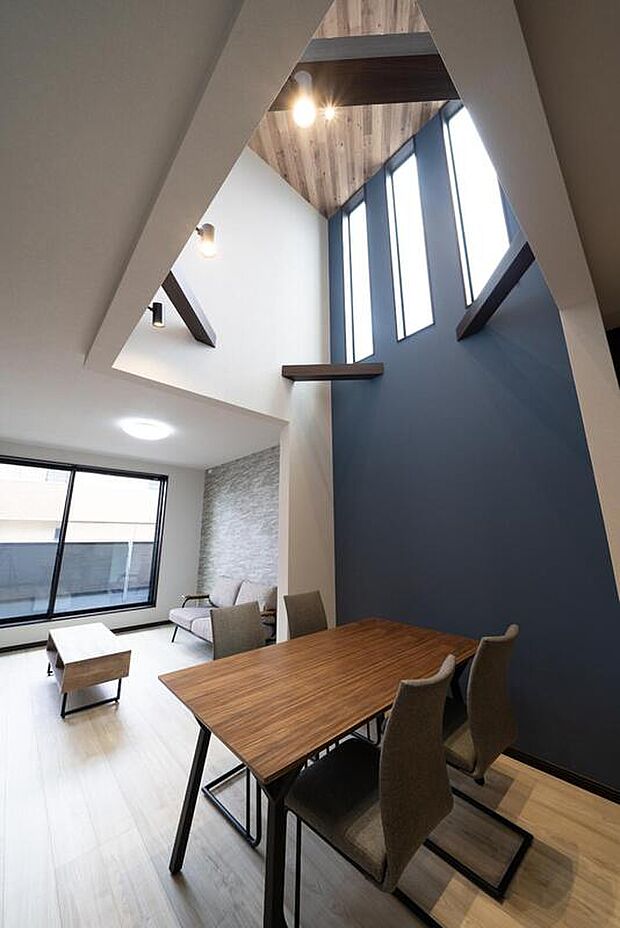 【【本分譲地に建築可能な建物プラン例】】3つ並んだスリット窓が外観のアクセントに。開放感あふれる吹抜けがあるLDKは、より広さを感じることができます。《分譲地外:建物面積100.63m2、建物価格2105万円》