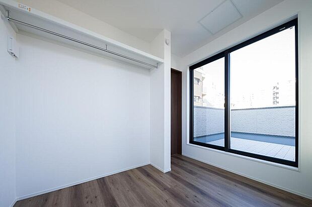 【【本分譲地に建築可能な建物プラン例】】独立性が高く、集中して過ごしたい時におすすめの空間。ルーフバルコニーへ出られるため、気軽に気分転換ができます。《分譲地外:建物面積95.98m2、建物価格2021万円》