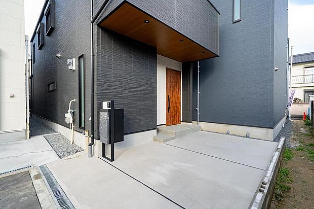 【【本分譲地に建築可能な建物プラン例】】やさしい木目を施した玄関ポーチ。スタイリッシュな外観とデザイン門柱が、住まいの個性を引き立てます。《分譲地外:建物面積95.57m2、建物価格2014万円》