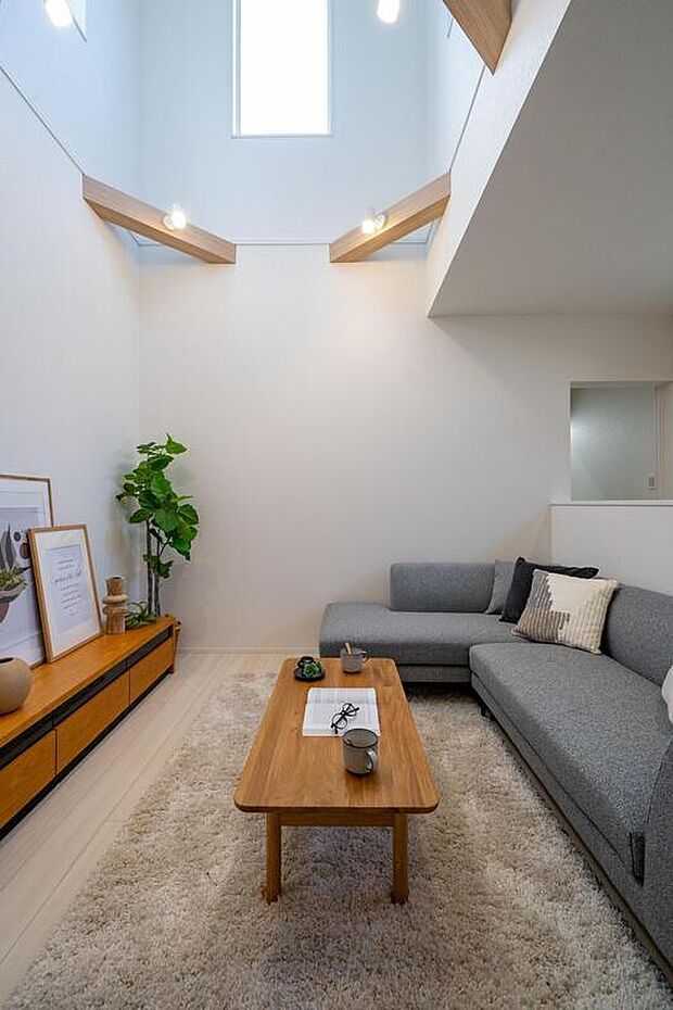 【【本分譲地に建築可能な建物プラン例】】吹抜けから降り注ぐ、爽やかな自然光がホワイトのクロスに反射し、より一層明るい住空間に仕上がりました。《分譲地外:建物面積95.57m2、建物価格2014万円》