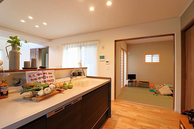 【キッチン】すぐ横に和室を配置。小さな子ども部屋として、家事をしていても見守ることができます。