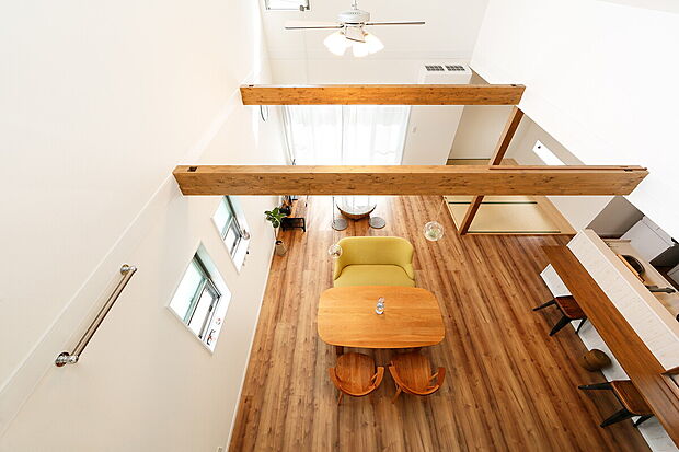 【当社施工事例】2階リビングの上部は吹き抜けにし、たっぷりの陽光が差し込む開放感ある快適な空間に。