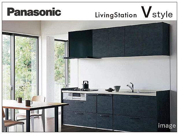 【【B号地】Panasonicシステムキッチン「Vスタイル」】汚れがたまりやすいシンクとカウンターの間に隙間のない「スキマレスシンク」を採用。お手入れが簡単で美しく耐久性に優れたガラストップコンロ、水栓浄水器一体型シャワー水栓など、機能面も充実！
