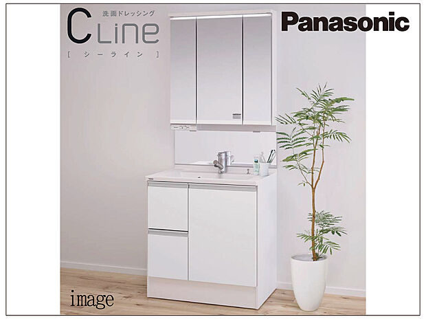 【Panasonic洗面化粧台 シーライン】水アカ汚れを極力少なく、お掃除に配慮した奥行き530mmの洗面カウンター。たっぷり、しっかりしまえる「すっきり家電収納」や吸水コーディングを施したくもりにくいミラー「くもりシャット」など、毎日の身支度も快適に!