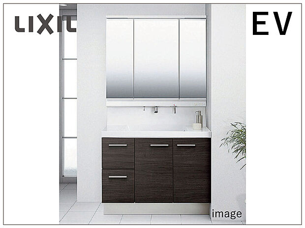 【 LIXIL洗面化粧台「EV」」】バックガードがミラー下まであり、洗面ボウルと一体成形になったキレイアップカウンター。つなぎ目などの凹凸がなく、飛び散った水滴もサッと一拭き！上から水がでるキレイアップ水栓は、水栓まわりに水がたまらないのでお掃除も簡単です！