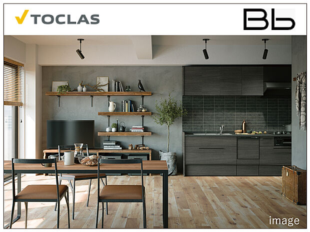 【 TOCLASシステムキッチン「Bb」】トクラスオリジナルの人工大理石「クラストン」は、熱や衝撃に強く、うっかり直置きしても安心！カウンターから排水口までつるんと“一体形状”なので、汚れにも強くお手入れもカンタンです。単一素材だから光が中まで入り込み、透明感と明るさもプラス。レンジフードの「サイクロンフード」は日々のお掃除が気軽にできる、お手入れのしやすさがポイントです。