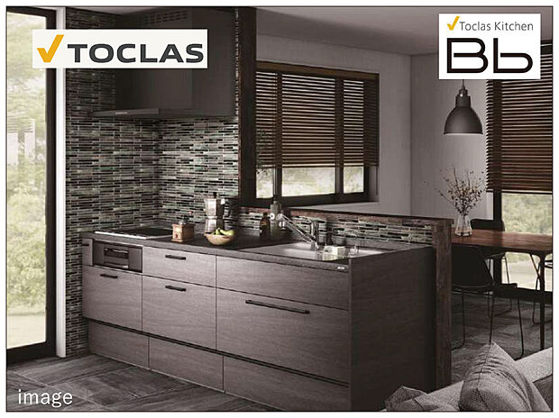 【TOCLASシステムキッチン「Bb」】トクラスオリジナルの人工大理石「クラストン」は、熱や衝撃に強く、うっかり直置きしても安心！カウンターから排水口までつるんと“一体形状”なので、汚れにも強くお手入れもカンタンです。単一素材だから光が中まで入り込み、透明感と明るさもプラス。カラーと合わせてシンク形状も選択可能！薄型のシンプルなレンジフードはデザインも使い勝手もよさそう！