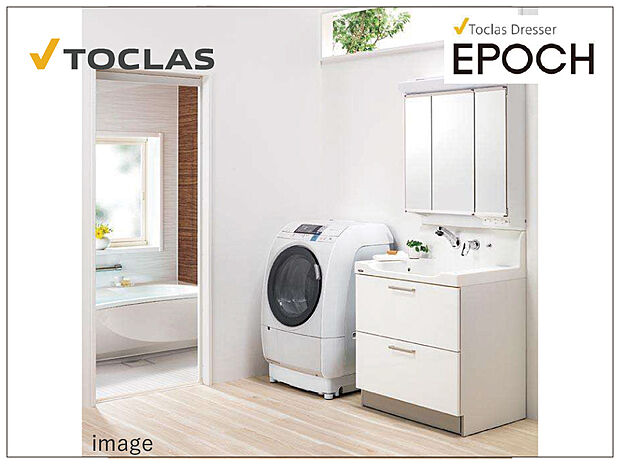 【TOCLAS洗面化粧台「エポック」】使いやすさとお手入れのしやすさを第一に考えた機能充実の洗面化粧台は、衝撃や強く、細かいすりキズは磨けばリニューアルも可能な人造大理石を採用。継ぎ目のないハイバッグガードは汚れが溜まりにくく、毎日のお手入れを簡単にしてくれます。また、濡れたものも自然に換気できる「乾くん棚」や取り外してきれいに洗える収納トレー、ミラー5枚の使い勝手広がる3面鏡など、機能性も充実しています。