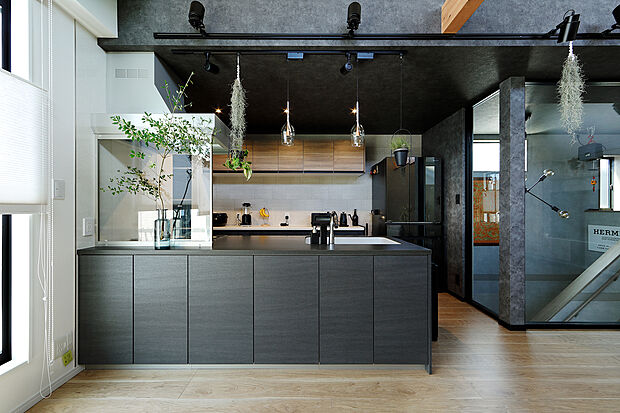 【当社施工事例】ブラックでまとめたキッチンインテリア。階段との間の壁をガラス張りにすることで奥行きを感じられる開放感をプラス。