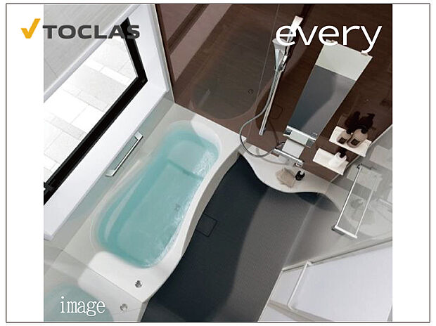 【TOCLASシステムバス「エブリィ」】洗い場もバスタブも広々、３Ｄエルゴデザインを採用。保温浴槽+断熱の安心の2重パン構造で保温性も高めた人工大理石浴槽「うつくし浴槽」は、傷がつきにくい硬さを保ちながらも、なめらかな入り心地を実現。さらに、毎日のお手入れがカンタンな「うつくしフロアW」や「うつくしドア」など、お手入れのしやすさと使いやすさを追求しました。