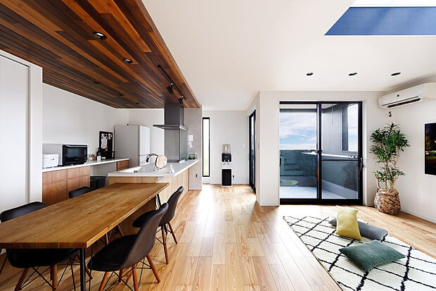 【LDK(当社施工事例)】LDKにつながるバルコニーは、広々としており、洗濯物以外にも、家族でのアウトドア時間も楽しく過ごせそう。休みの日にはお弁当を作ってピクニック気分もいいですね。