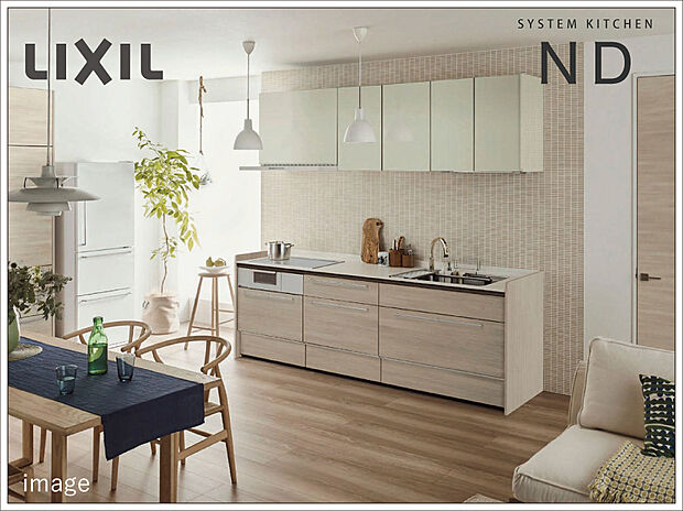 【LIXILシステムキッチン「ND」】耐久性にも優れた人工大理石のワークトップと「キレイシンク」は接合部のリングをなくした「てまなし排水溝」でお手入れ簡単!すっきり収納できて取り出しやすいアシストポケット&シェルフ付きのシンク下収納やオールインワン浄水栓、など機能面も充実!