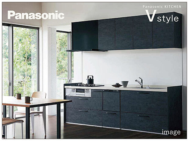 【Panasonicシステムキッチン「Vstyle」 】汚れがたまりやすいシンクとカウンターの間に隙間のない「スキマレスシンク」を採用。排水溝とシンスも一体成型なのでお手入れが簡単！フラットなガラス面で油汚れや吹きこぼれもサッとひと拭きで落ちやすく、耐久性にも優れたガラストップコンロ、深型の食器洗い乾燥機、さらにウルトラファインバブルを内蔵した浄水器一体型水栓を採用など、機能面も充実！