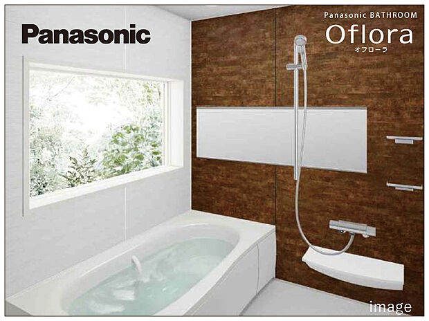 【Panasonicシステムバス「オフローラ」（3号地）】床のスミに目地がないので汚れが落としやすい「スミピカフロア」に、汚れが溜まりやすい面材周辺をパッキンレスにした「スリムスキットドア」を採用。発砲ポリスチレン断熱材を形状改良で高い保温効果を発揮した「保温浴槽II」のアクアマーブル人工大理石浴槽で快適なバスタイムが実現します。