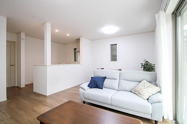 LDK|南向きリビングで陽当り良好。家族団らんのリビングは明るく居心地の良いスペースとなります。