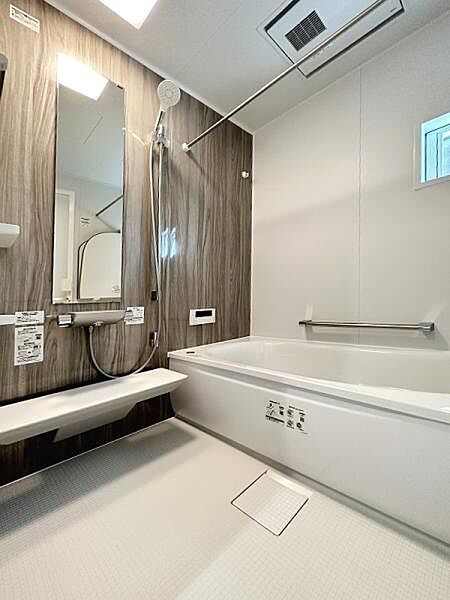 ■ゆったり1坪サイズのバスルーム！浴室乾燥機完備です。
