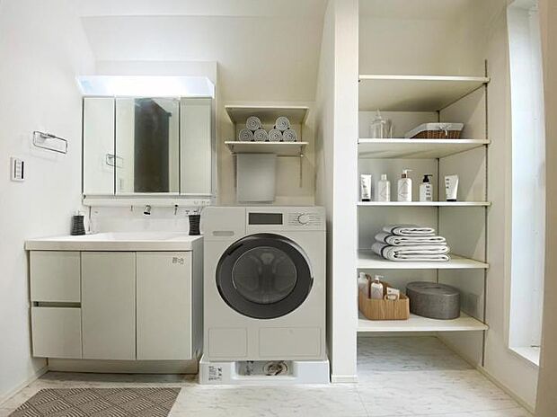 【【洗面室】】■洗面室にはタオルや洗剤を収納できる可動棚！