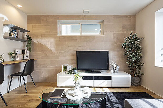 A号棟リビングスペース／南向きにつき採光良好！柔らかな陽の光がたっぷりと入る明るい住空間です。