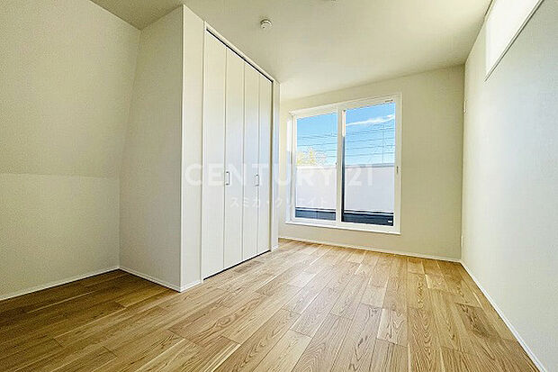 A号棟ベッドルーム 約5.5帖／南側バルコニーに面しており採光良好です！お気に入りのインテリアを楽しめるシンプルで上質な内装デザインです！