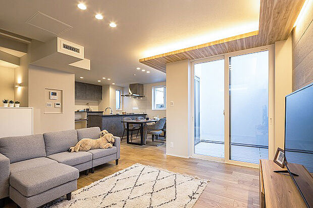 【全館空調システム】家中の空気の流れや温度を整え、住まう家族の健康に配慮した全館空調システムをエリア別で積極的に採用。リビング、キッチン、各居室、トイレ、洗面所、浴室に至るまで一年を通して住まい全体の温度差を、より少なくすることで、健康で快適な住まいを実現します。