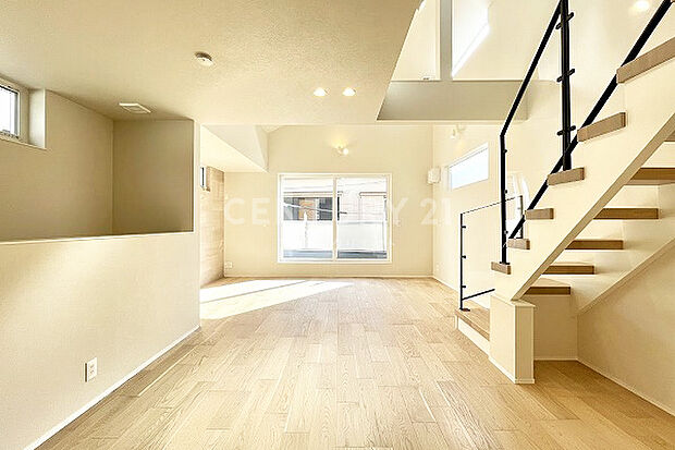 【リビングダイニングルーム】採光に工夫を凝らし、柔らかな陽の光がたっぷりと入る明るいリビングダイニングルームです。