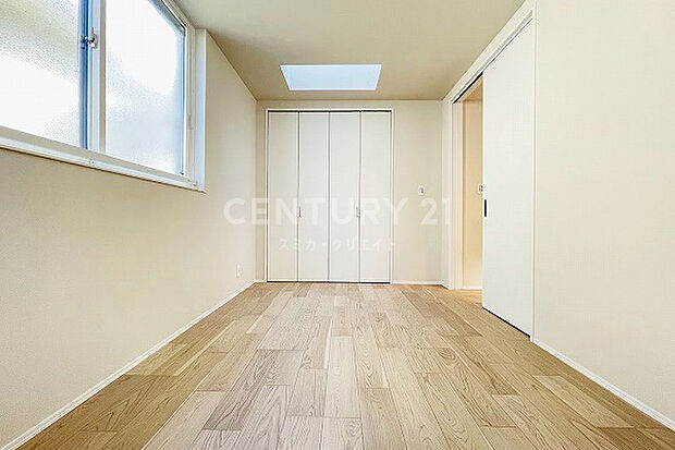 【2階ベッドルーム】トップライト付き、柔らかな陽の光がたっぷりと入る明るいお部屋です。