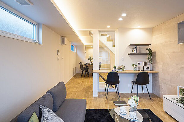 【A号棟リビングダイニングルーム】モデル家具が設置され、暮らしのイメージがつきやすくなっております！全館空調システムの快適さを現地にて実際にご体感いただけます！