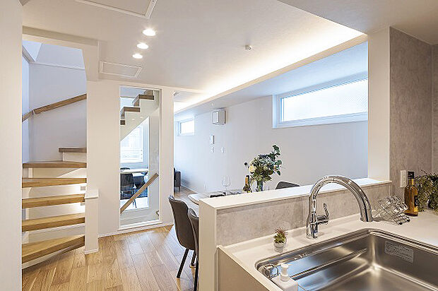 【A号棟リビングダイニングルーム】リビングダイニングルーム／スケルトン階段を採用、デザイン性が高くお部屋に明るさをもたらします。