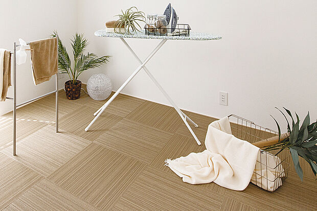 【マルチに活躍するテキスタイルフロア】
多彩に利用できるテキスタイルルーム。アイロン掛けや洗濯物を畳むなどの作業もここなら余裕をもってできて、家事がはかどります。※号棟により採用状況が異なります。