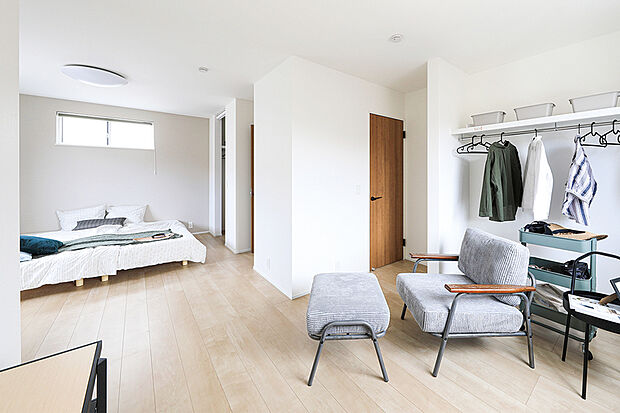 【使い方の選択肢が広がる2階4部屋のある暮らし】
家族の居室としてだけでなく、ライフスタイルに合わせて使える空間を確保した2階4室ブラン。子ども部屋や書斎、趣味の部屋など使い方は様々です。