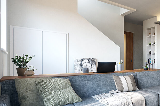 【ステージリビング】
開放感をそのままに、程よくゾーニングされた段差空間。自分時間を楽しみながら、リビングやキッチンにいる家族の気配を感じることができます。※号棟により採用状況が異なります。