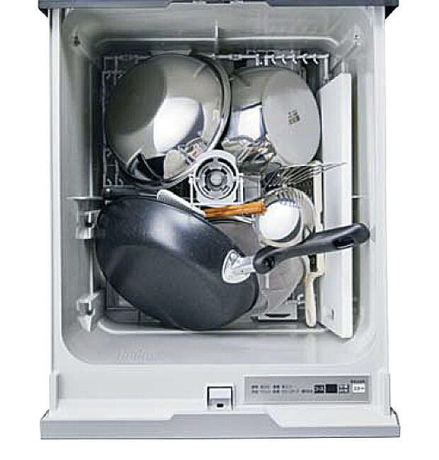【【食器洗い乾燥機】】食事の後片付けをサポートしてくれるビルトインタイプの食器洗浄乾燥機が標準装備。家事の時間短縮になるだけでなく、手洗いに比べて大幅に節水できる省エネタイプを採用しています。