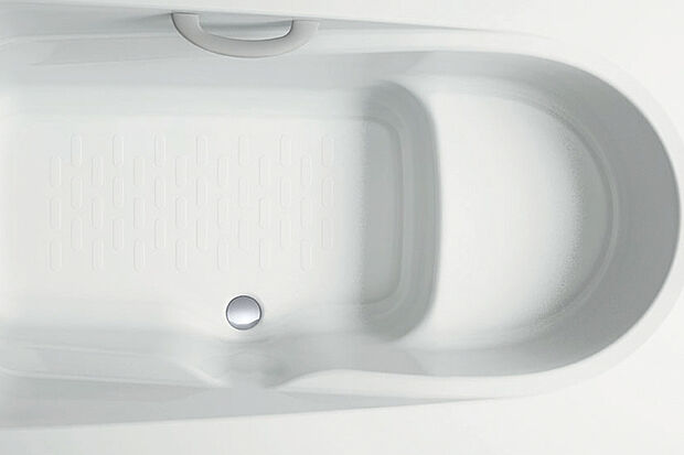 【【エコベンチ浴槽】】全身浴と半身浴ができる高い機能性と、水道・光熱費を節約するエコ性能を両立させたベンチ付きの浴槽。身体を包み込むような入浴感と、心地よさを叶える浴槽デザインです。