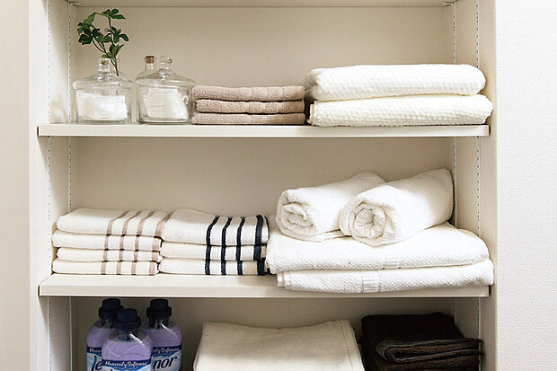 【【リネン棚】】かさばるタオルや散らかりがちな洗面道具などをしまえます。家族みんなが毎日使う洗面所がスッキリと片付きます。※号棟により採用状況が異なります。