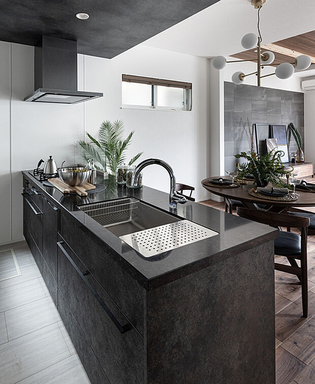 【【キッチン/クリナップ「STEDIA」】】キレイにこだわり、暮らしの中で輝き続けるシステムキッチン。見えない部分まで上質なステンレスを使用し、美しさと機能性、清掃性を兼ね備えた高品質を実現しました。※モデルハウス7号棟(2025年10月撮影/