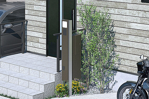 【【宅配ボックス付機能門柱】】不在時や家事で手が離せない時でも荷物の受け取りが可能な宅配ボックス付の機能門柱を採用。スタイリッシュなデザインが外観デザインを彩ります。