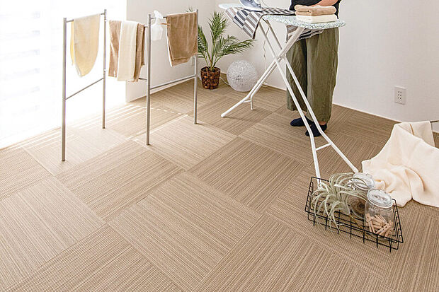 【【テキスタイルルーム】】リビングに隣接した、家事や趣味などマルチに活躍するテキスタイルフロア敷きの空間を採用しました。※号棟により採用状況が異なります。