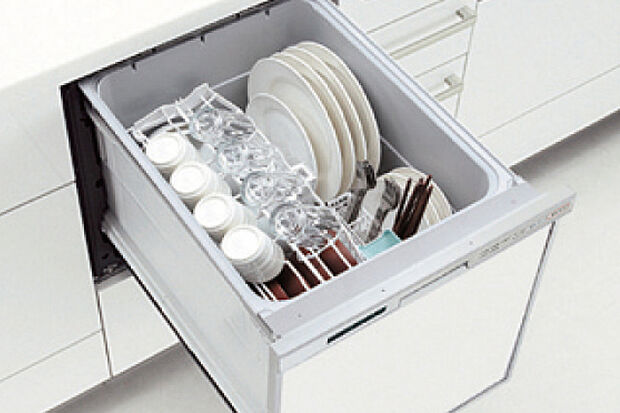 【【食器洗浄乾燥機】】食事の後片付けをサポートしてくれるビルトインタイプの食器洗浄乾燥機が標準装備。家事の時間短縮になるだけでなく、手洗いに比べて大幅に節水できる省エネタイプを採用しています。